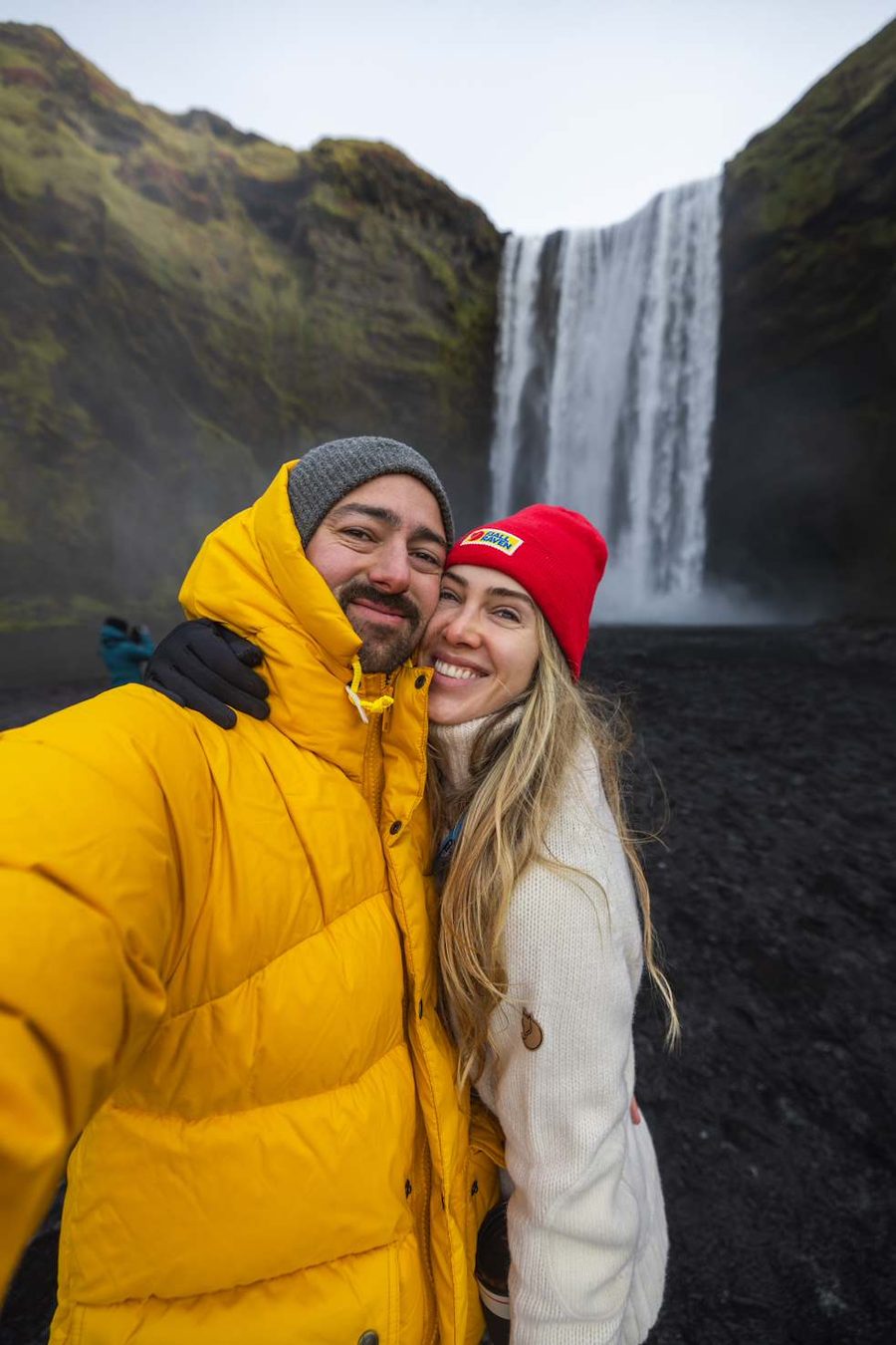 Ale e Duda em frente a uma cachoeira na Islândia